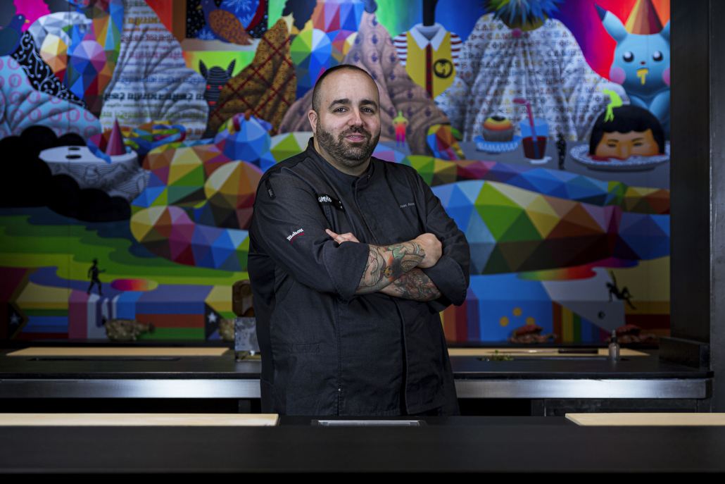 Juan Alcaide Chef de Umiko en la barra de sushi